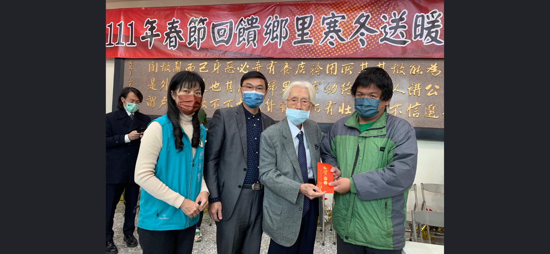 慰問故鄉弱勢家庭　辜寬敏連續九年鹿港送暖